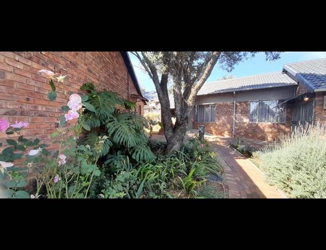 6 BEDROOM HOUSE FOR SALE IN ROOIHUISKRAAL